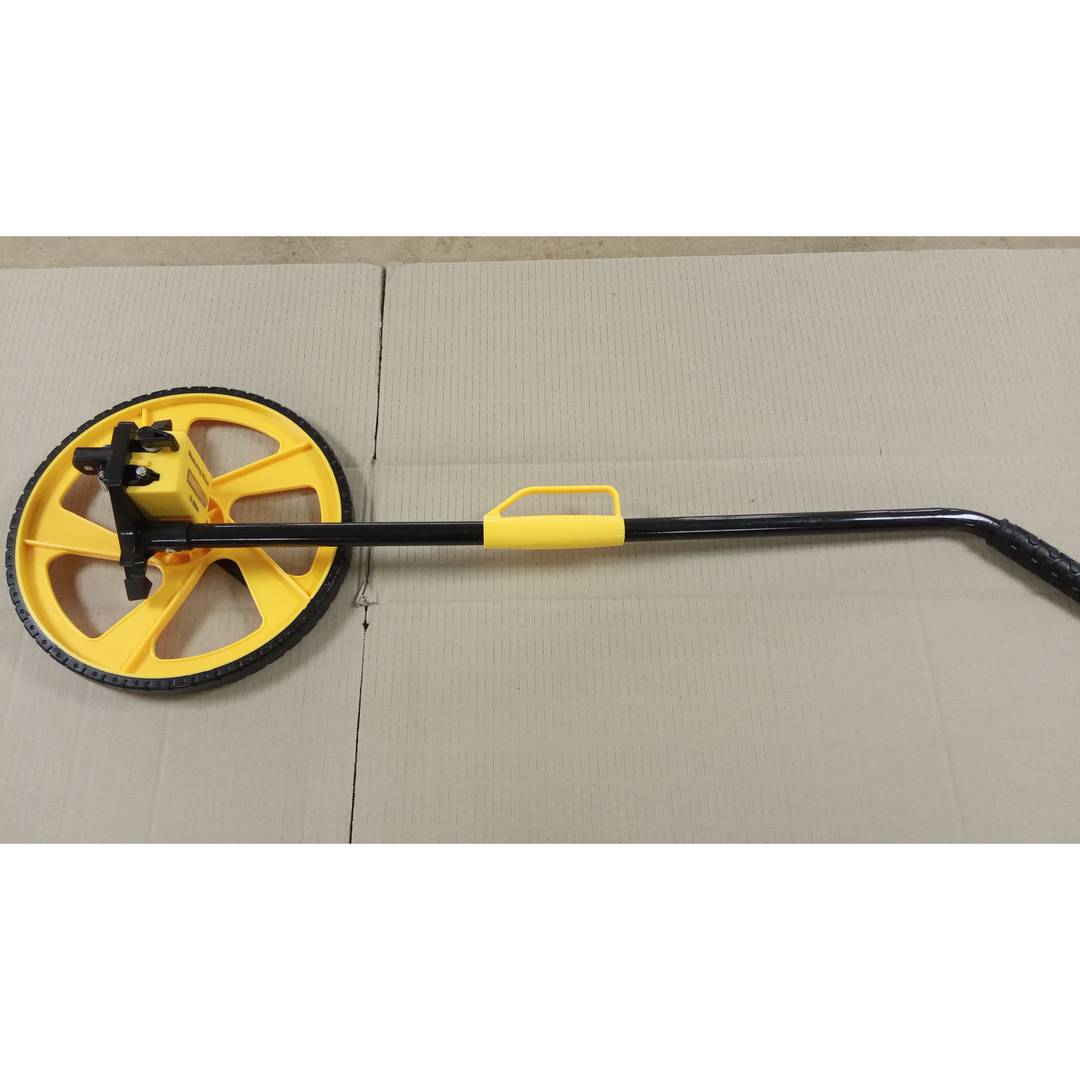 Zeer nauwkeurige wielkilometerteller voor afstandsmeting. Topometer diameter 32 cm en hoogte 103 cm