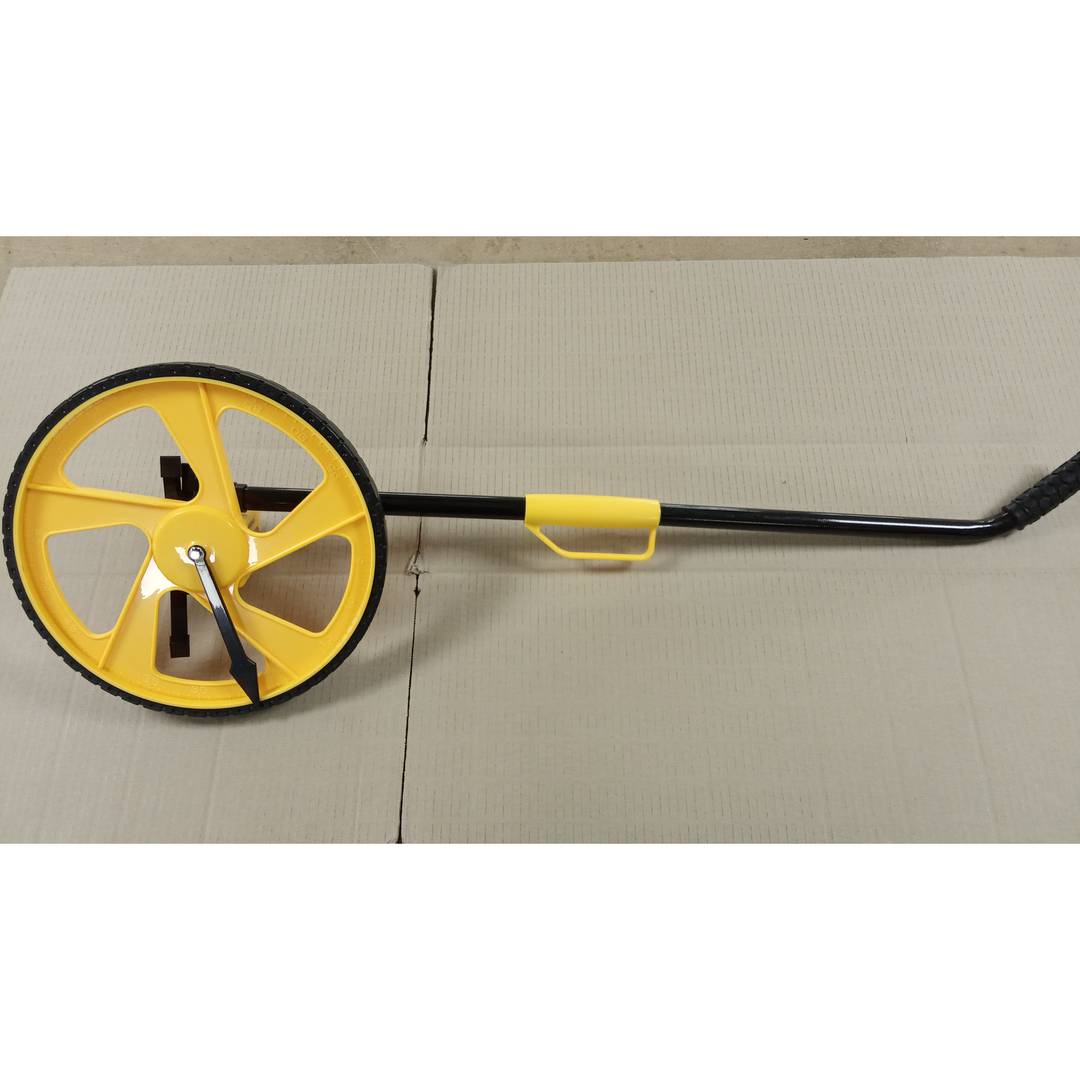 Zeer nauwkeurige wielkilometerteller voor afstandsmeting. Topometer diameter 32 cm en hoogte 103 cm