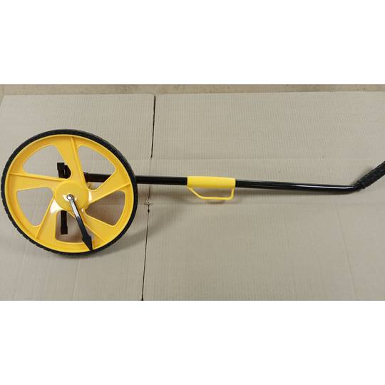 Zeer nauwkeurige wielkilometerteller voor afstandsmeting. Topometer diameter 32 cm en hoogte 103 cm