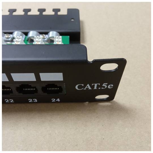 Patchpaneel 24 RJ45 Cat.5e UTP 1U zwart met kam