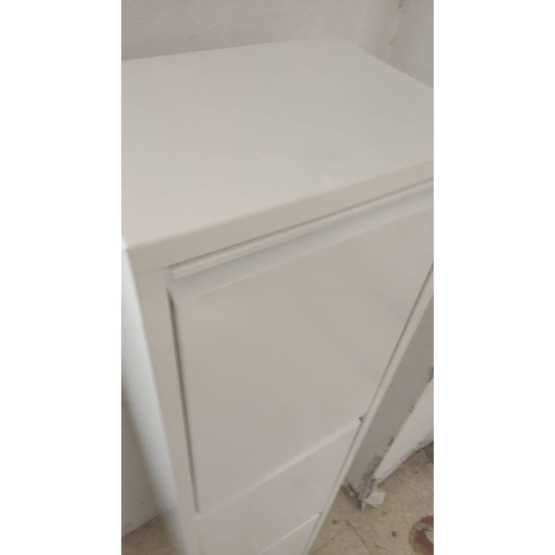 Pattumiera metallica con 3 scomparti bianchi per la raccolta differenziata