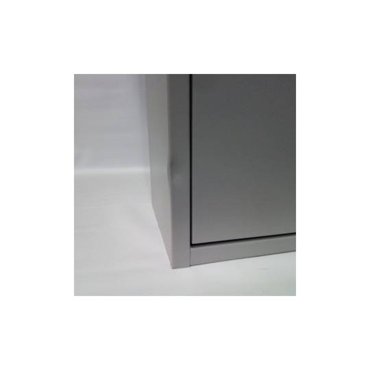 Cubo de basura metálico con 4 compartimentos gris claro para reciclaje