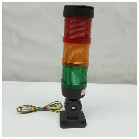 Torre de senyalització industrial. Semàfor amb llums LED parpellejants de color vermell taronja verd 12 VDC