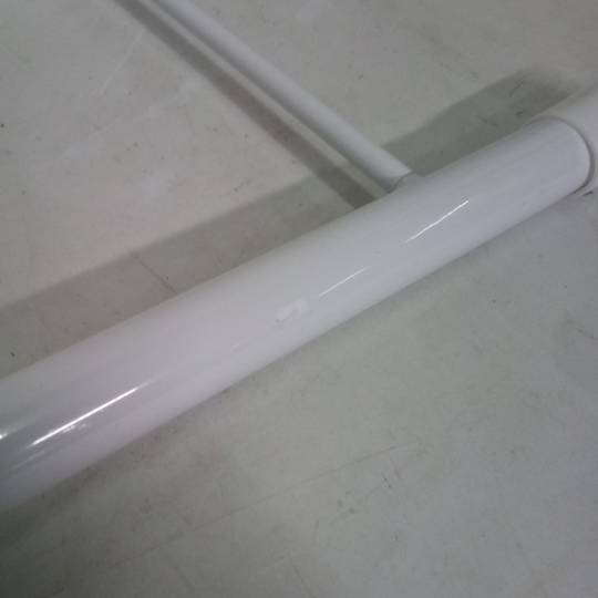 Klappbarer Duschsitz. Klappstuhl mit grauem Kunststoff und Aluminiumfüßen 320x328mm