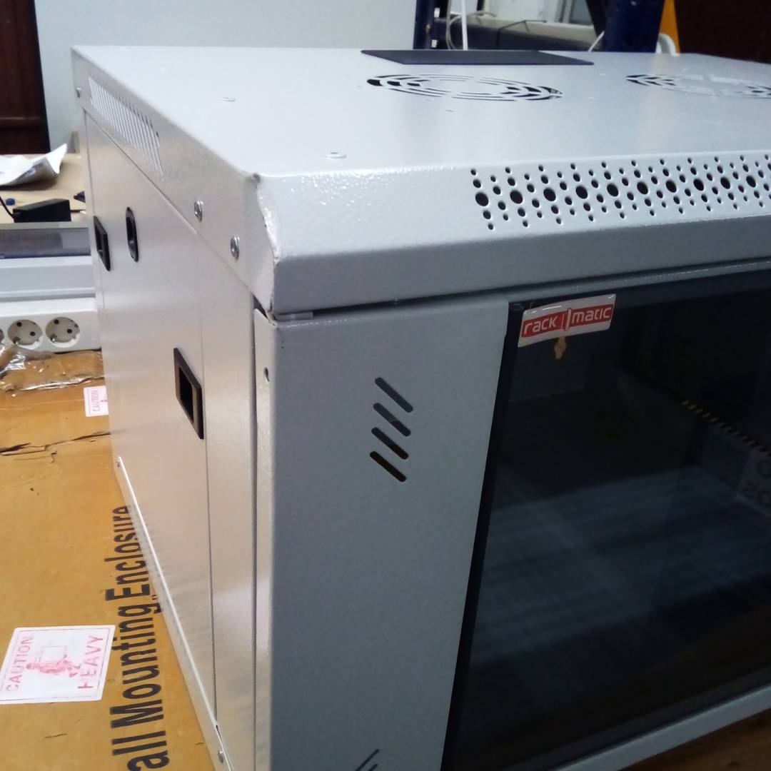 19'' 6U 600x450x372 mm SOHORack wandrekkast van RackMatic, wit RAL 9035