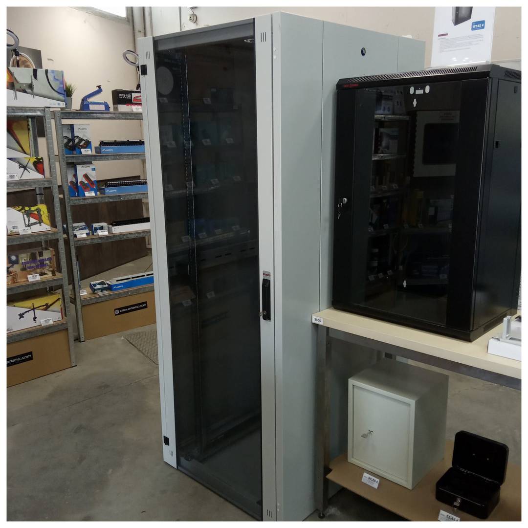 Armari rack 19'' de peu 42U 800x1000x1980mm MobiRack de RackMatic Blanc i porta de vidre temperat