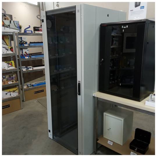 Armari rack 19'' de peu 42U 800x1000x1980mm MobiRack de RackMatic Blanc i porta de vidre temperat