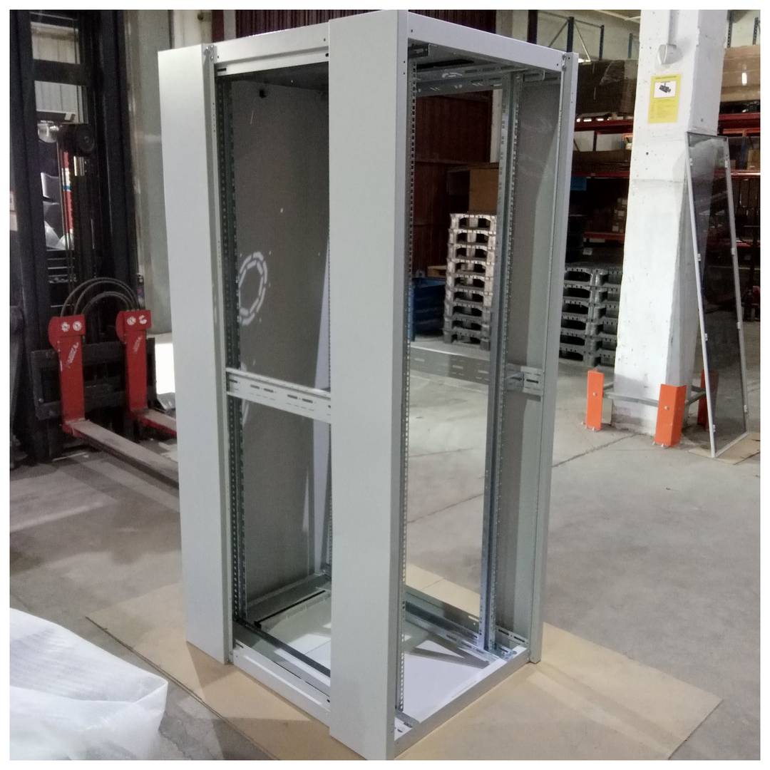 Armari rack 19'' de peu 42U 800x1000x1980mm MobiRack de RackMatic Blanc i porta de vidre temperat