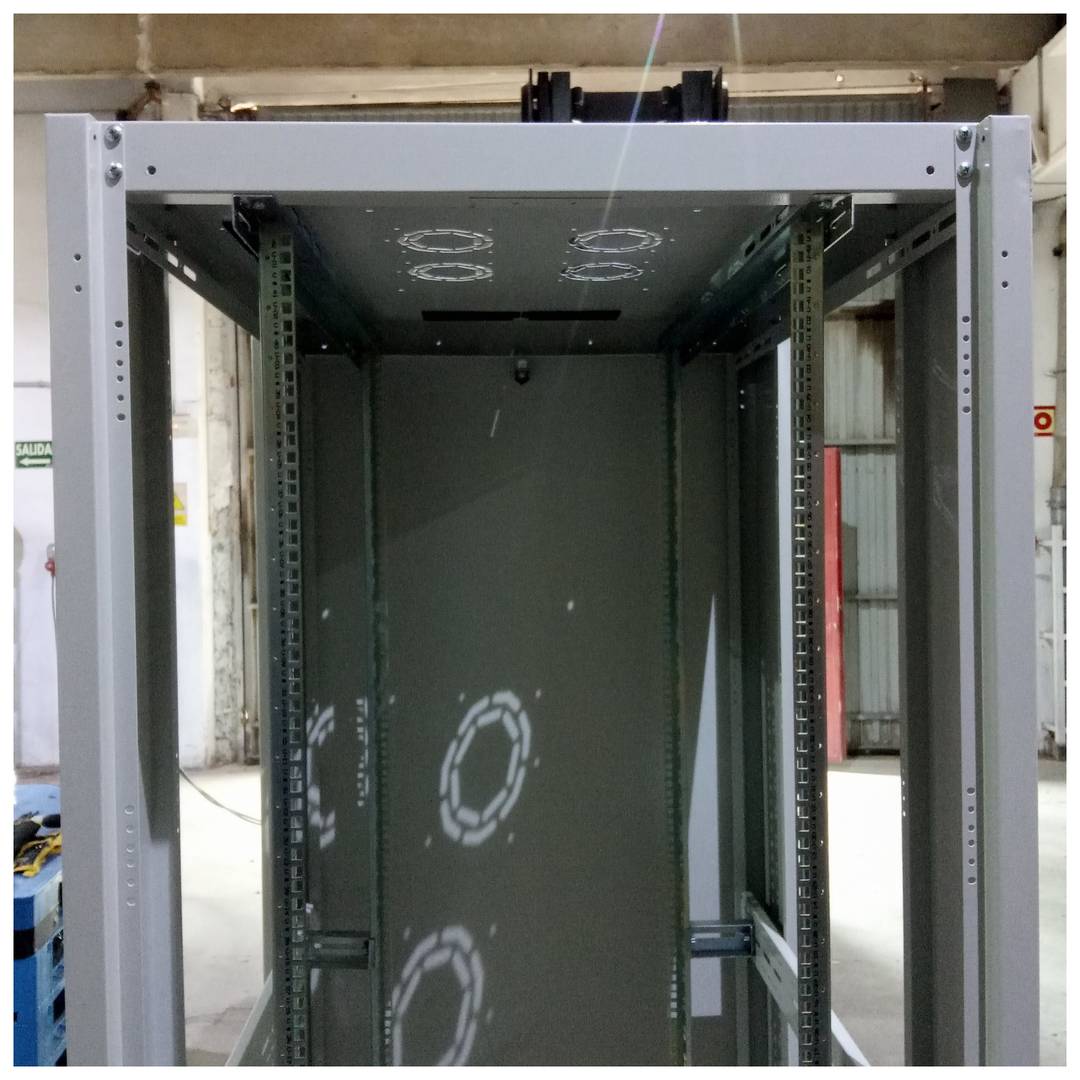 Armari rack 19'' de peu 42U 800x1000x1980mm MobiRack de RackMatic Blanc i porta de vidre temperat