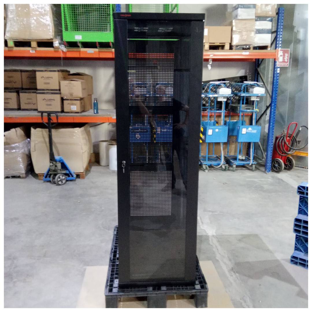 Rackkast 19'' staand 42U 600x1000x2000mm MobiRack van RackMatic