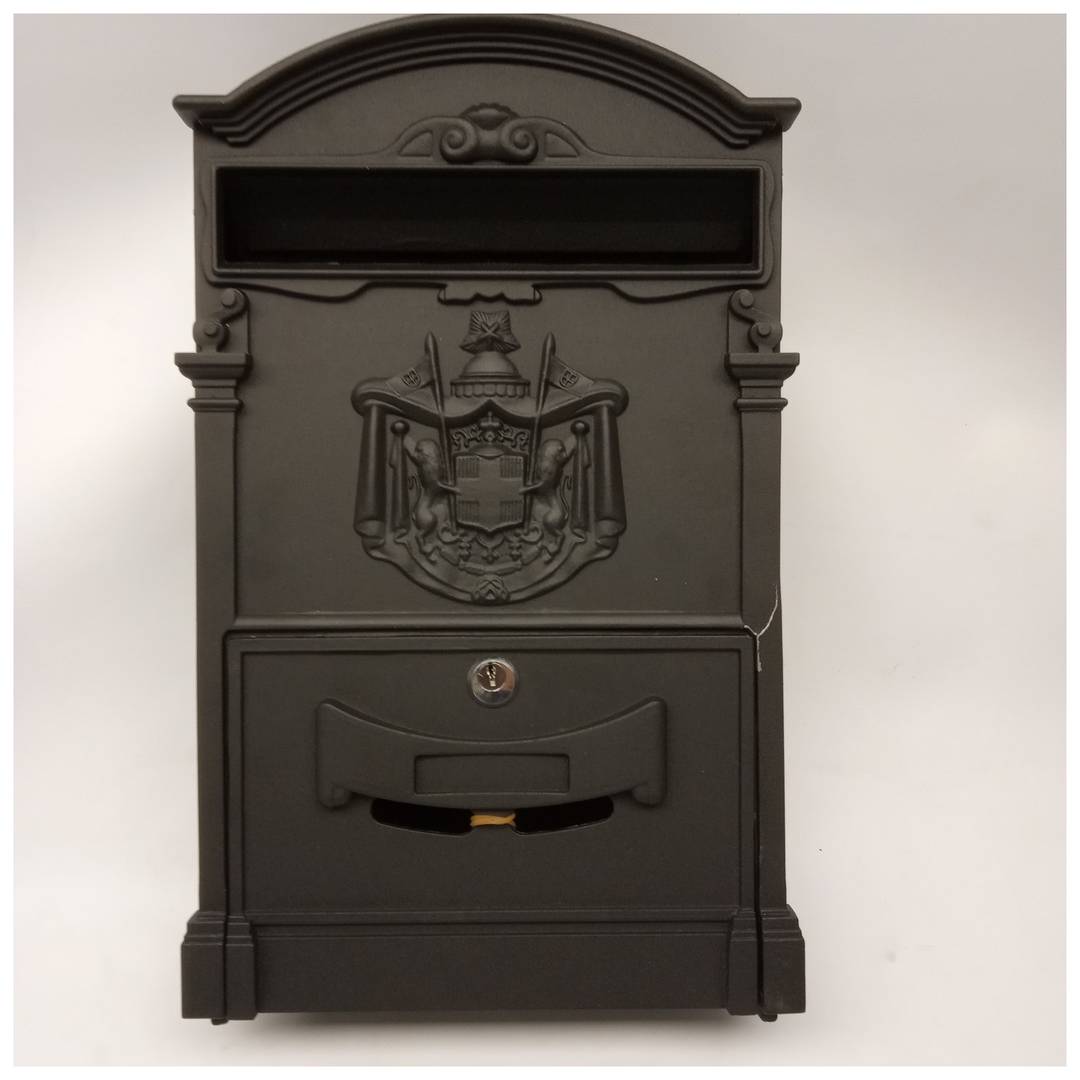 Alte Metall-Mailbox für Briefe und schwarze Post überholt