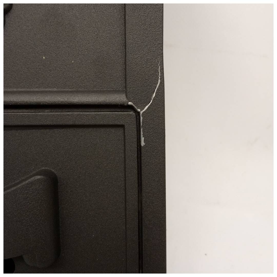 Alte Metall-Mailbox für Briefe und schwarze Post überholt