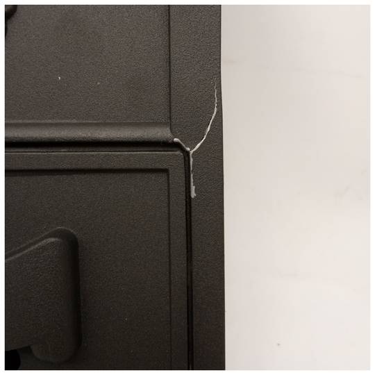 Alte Metall-Mailbox für Briefe und schwarze Post überholt