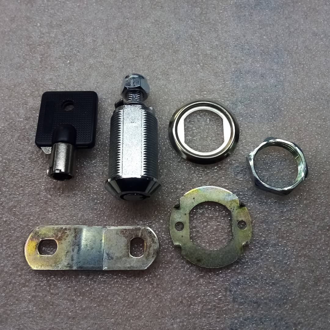 Serrure à came 37 mm x M18 avec clé tubulaire