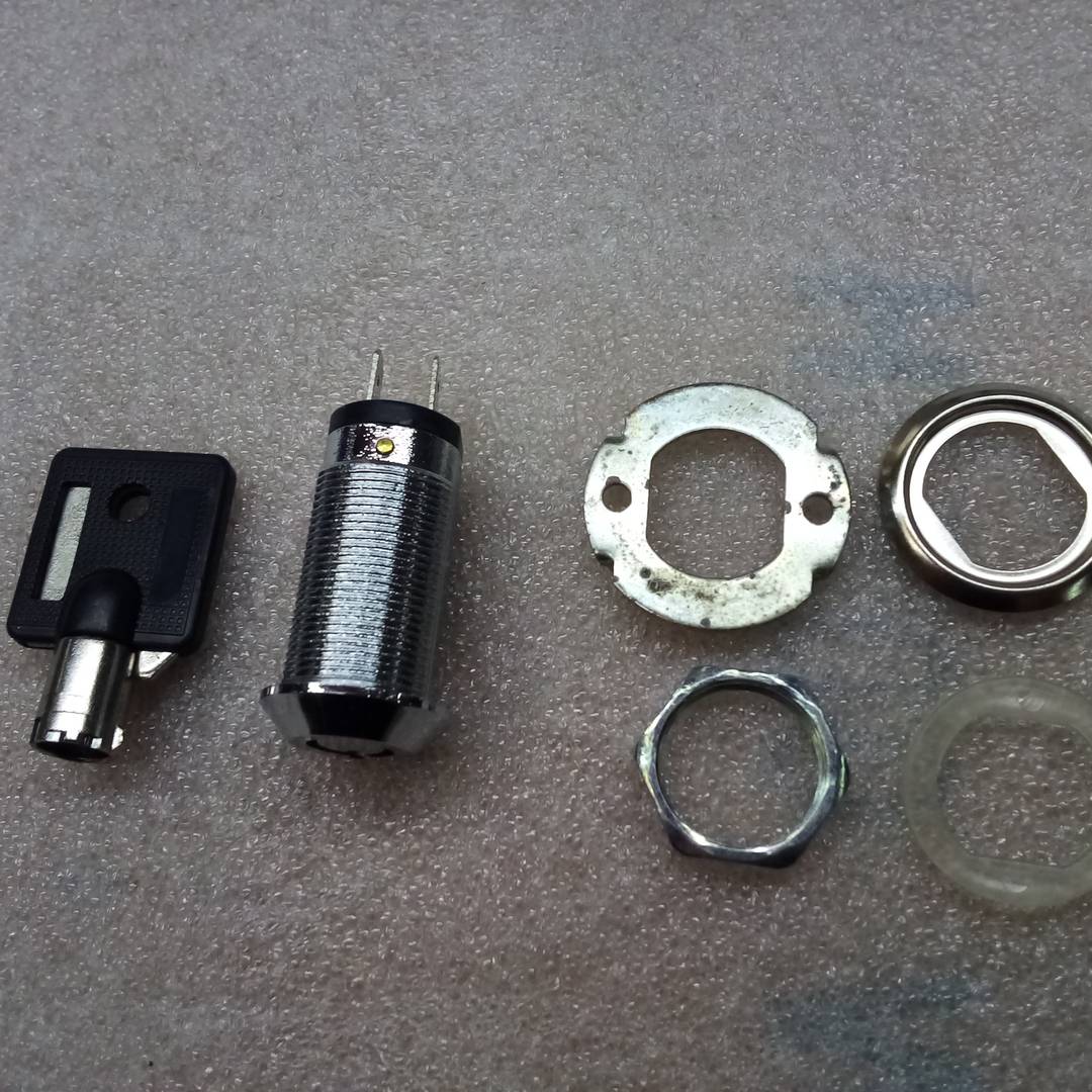 Fechadura de came 27mm x M18 com chave tubular com interruptor. Apenas 1 chave.