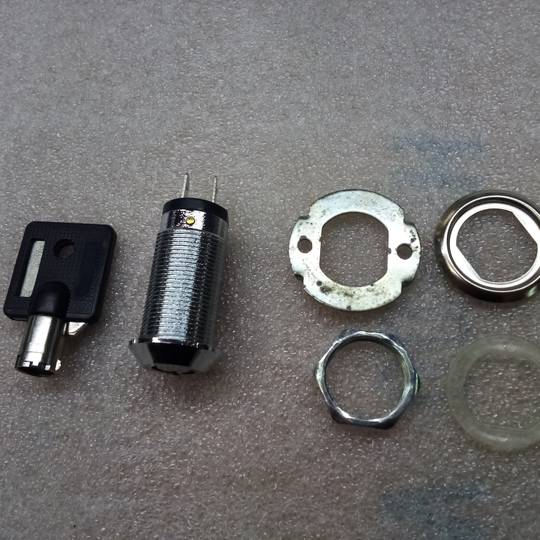 Fechadura de came 27mm x M18 com chave tubular com interruptor. Apenas 1 chave.