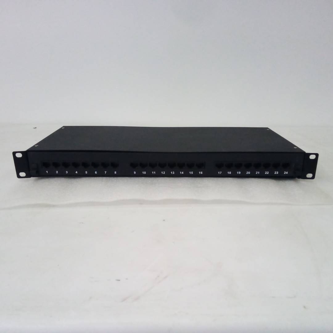 Pannello patch 24 RJ45 Cat.5e UTP 1U nero nel cassetto rimovibile. Ricondizionato