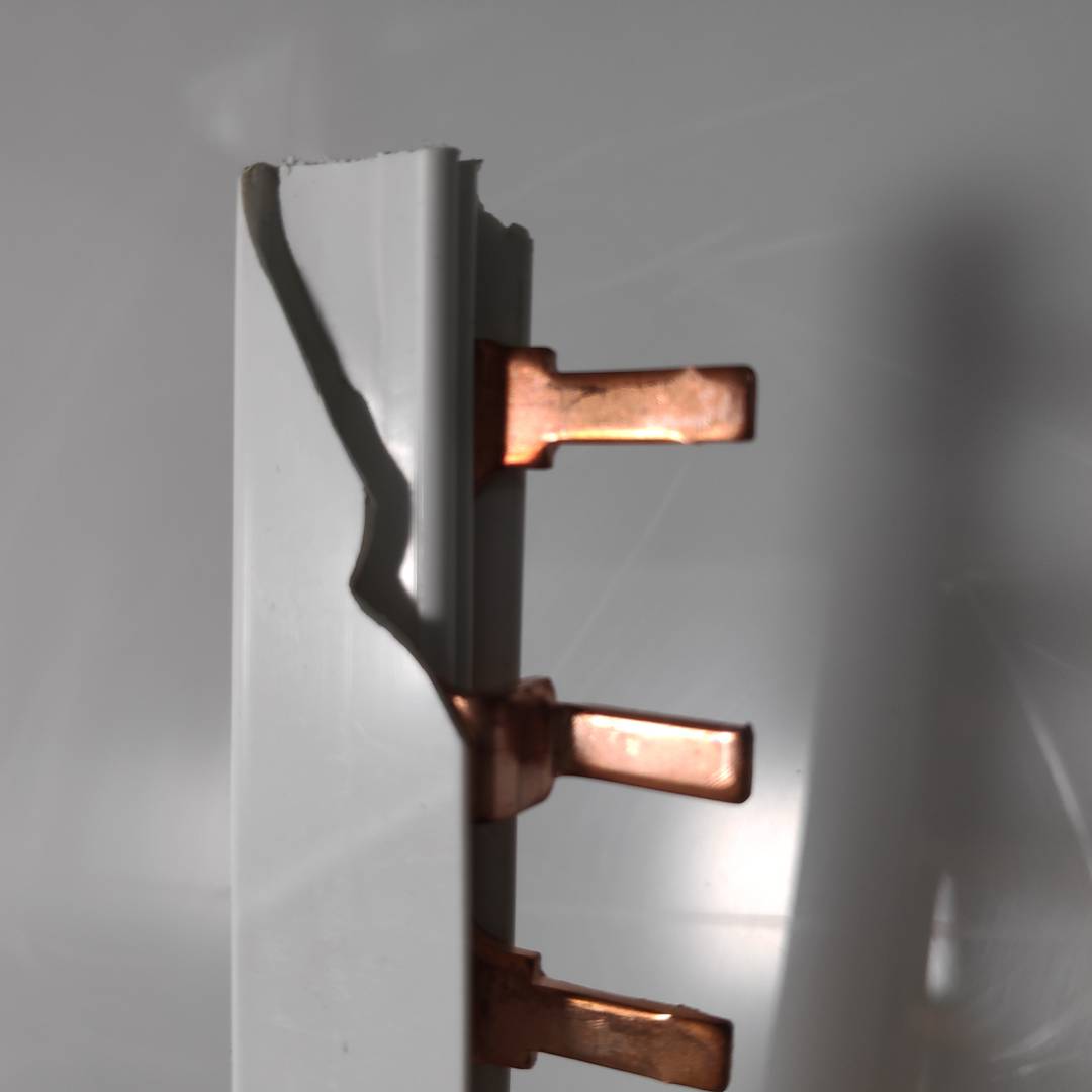Peine de conexión eléctrica 2P 63A de 100cm reacondicionado
