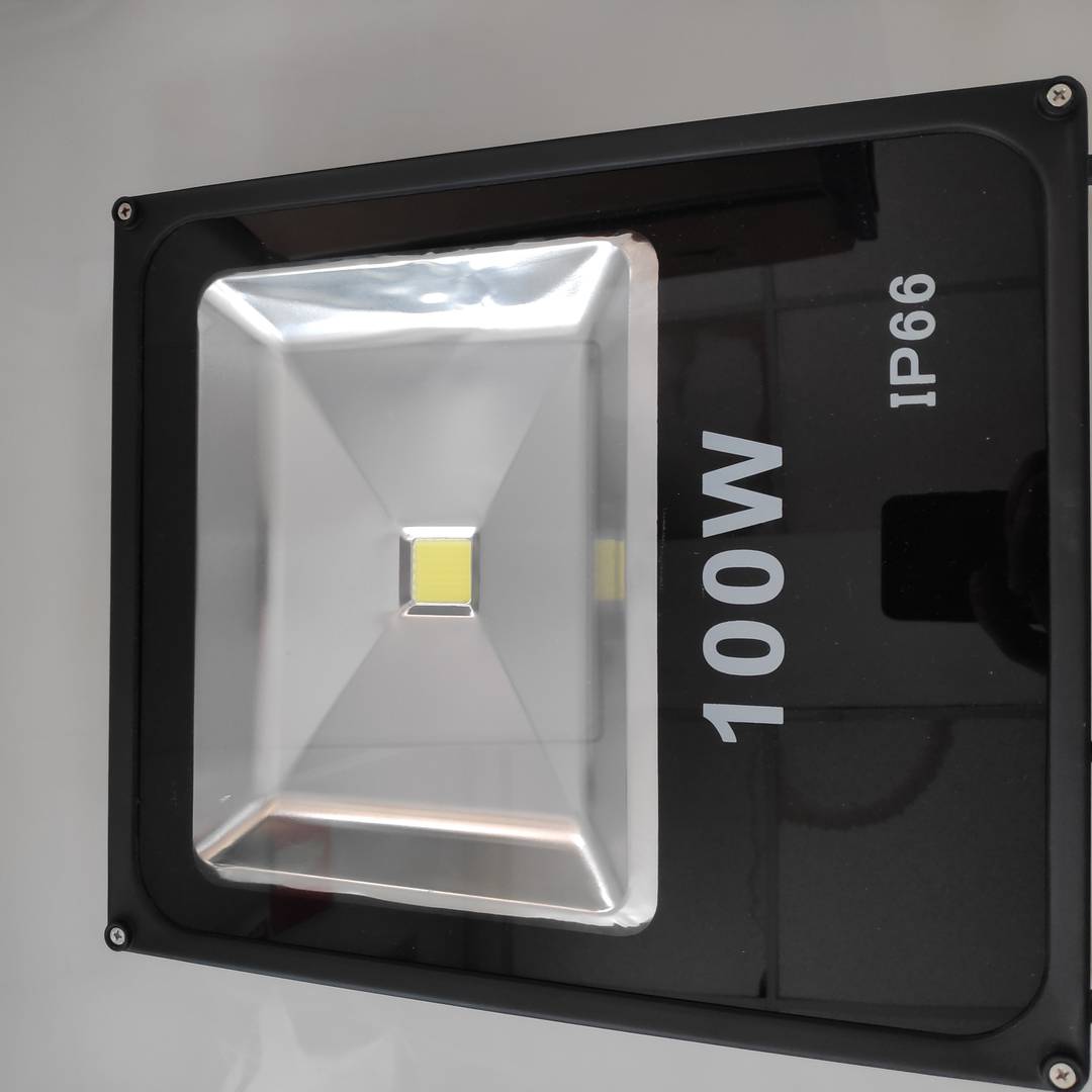 LED Strahler IP66 70W 6000LM mit verstellbarer Befestigung Refurbished