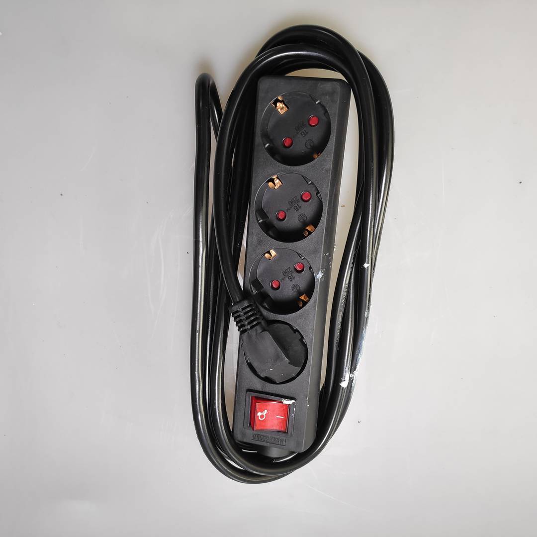 Regleta d'endolls 4 schuko 16A 250V negra amb interruptor i cable de 3m recondicionat