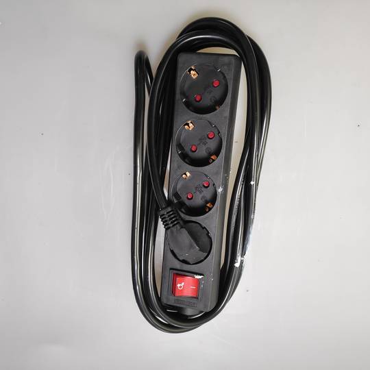 Regleta d'endolls 4 schuko 16A 250V negra amb interruptor i cable de 3m recondicionat