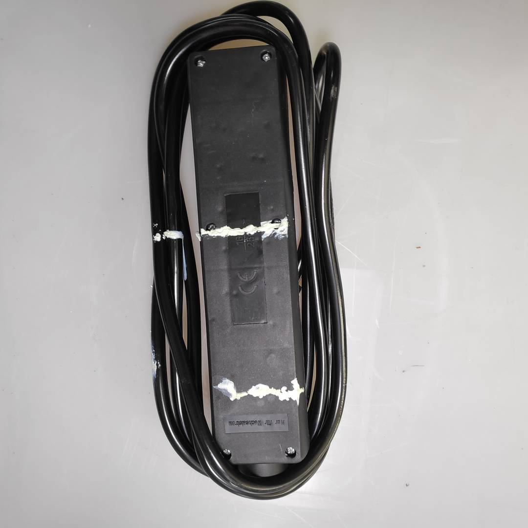 Regleta d'endolls 4 schuko 16A 250V negra amb interruptor i cable de 3m recondicionat