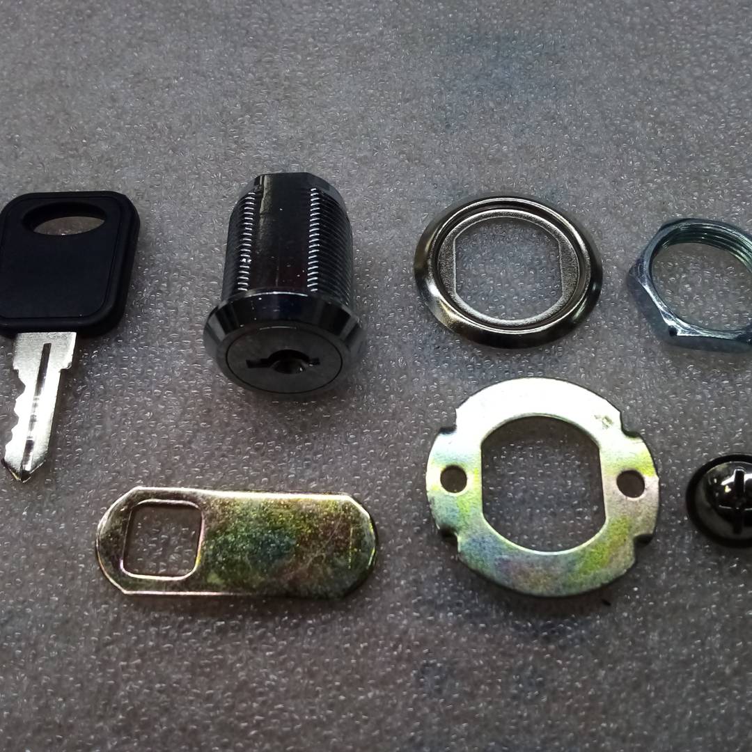 Serrure à came 27 mm x M18 avec clé plate