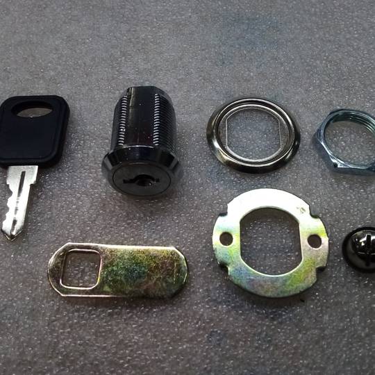 Serrure à came 27 mm x M18 avec clé plate