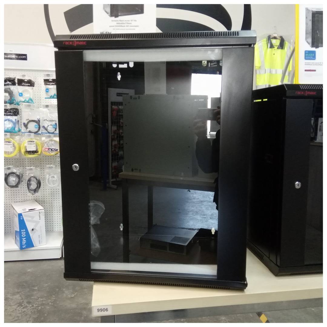 Baie murale SOHORack 19'' 15U 600x450x770mm noire de RackMatic (reconditionnée)