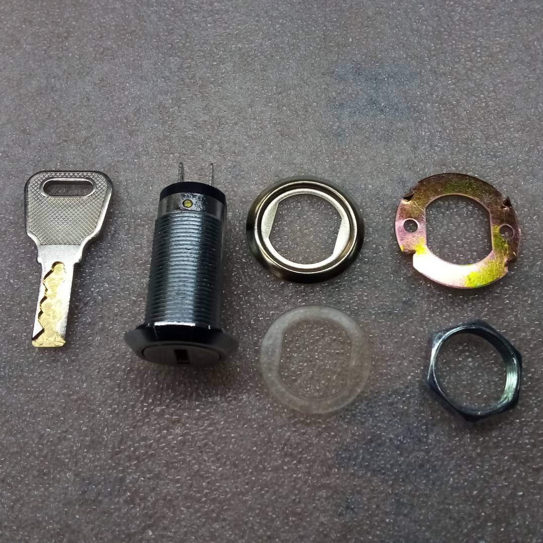 Serratura a camma da 37 mm x M18 con chiave piatta con interruttore