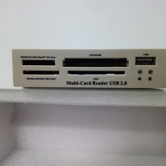 Pannello di Memory Card Reader 16in1 + USB 2.0 (Beige)