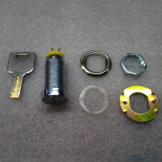 37 mm x M18 knevelslot met platte sleutel met schakelaar.