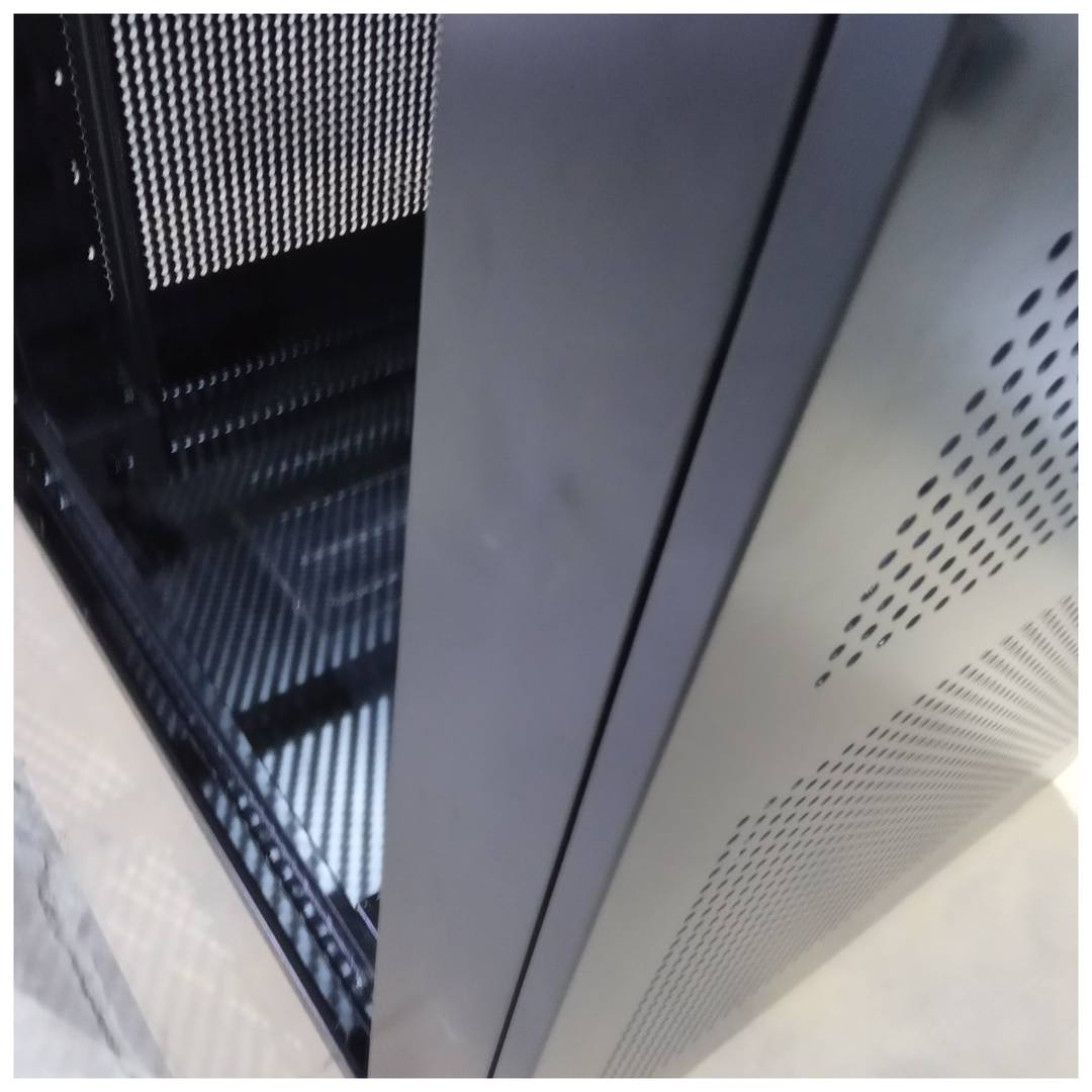 Armari rack 19 '' de peu 42U 800x1000x2000mm MobiRack de RackMatic