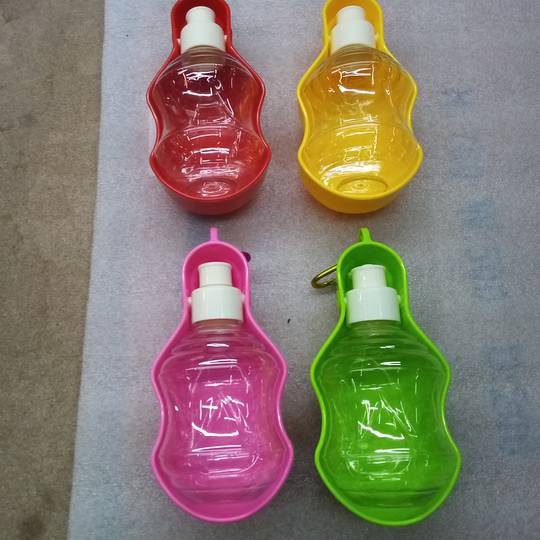 250 ml tragbare Wasserflasche für Hunde. Haustierreisetrinker