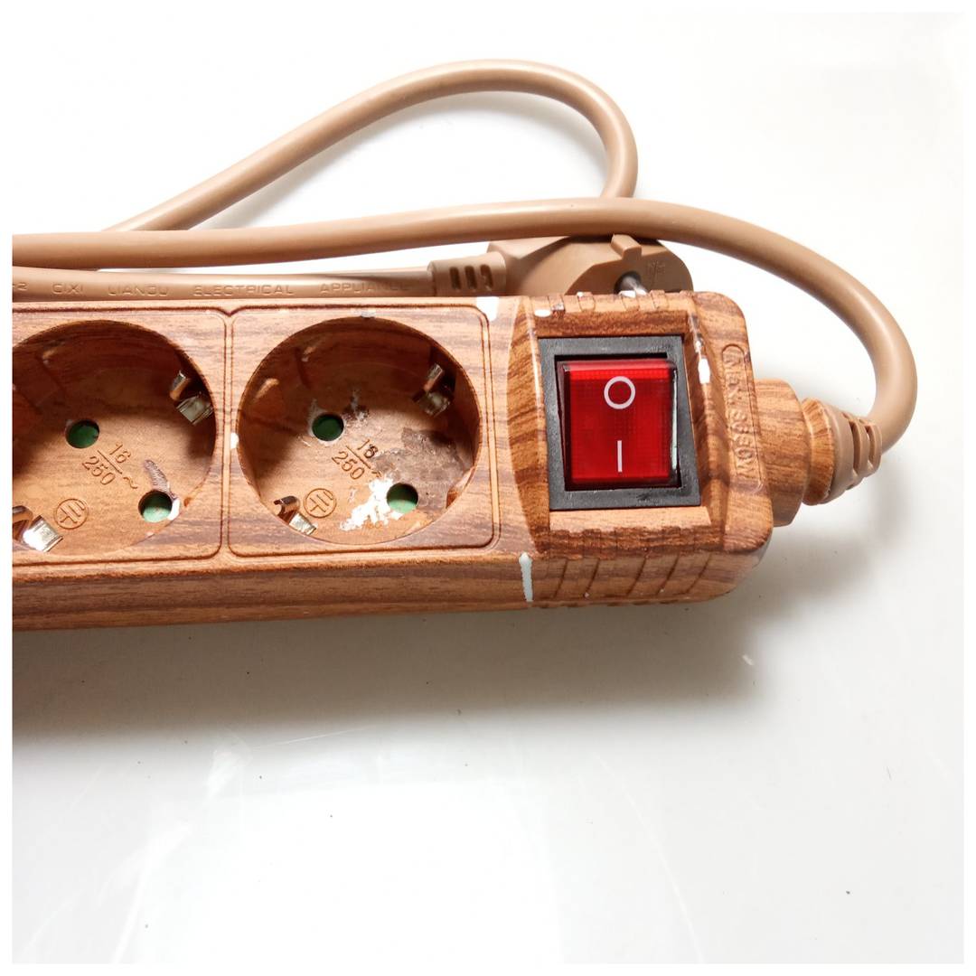 Tomada 6 schuko 16A 250V madeira com cabo de 1,5 m