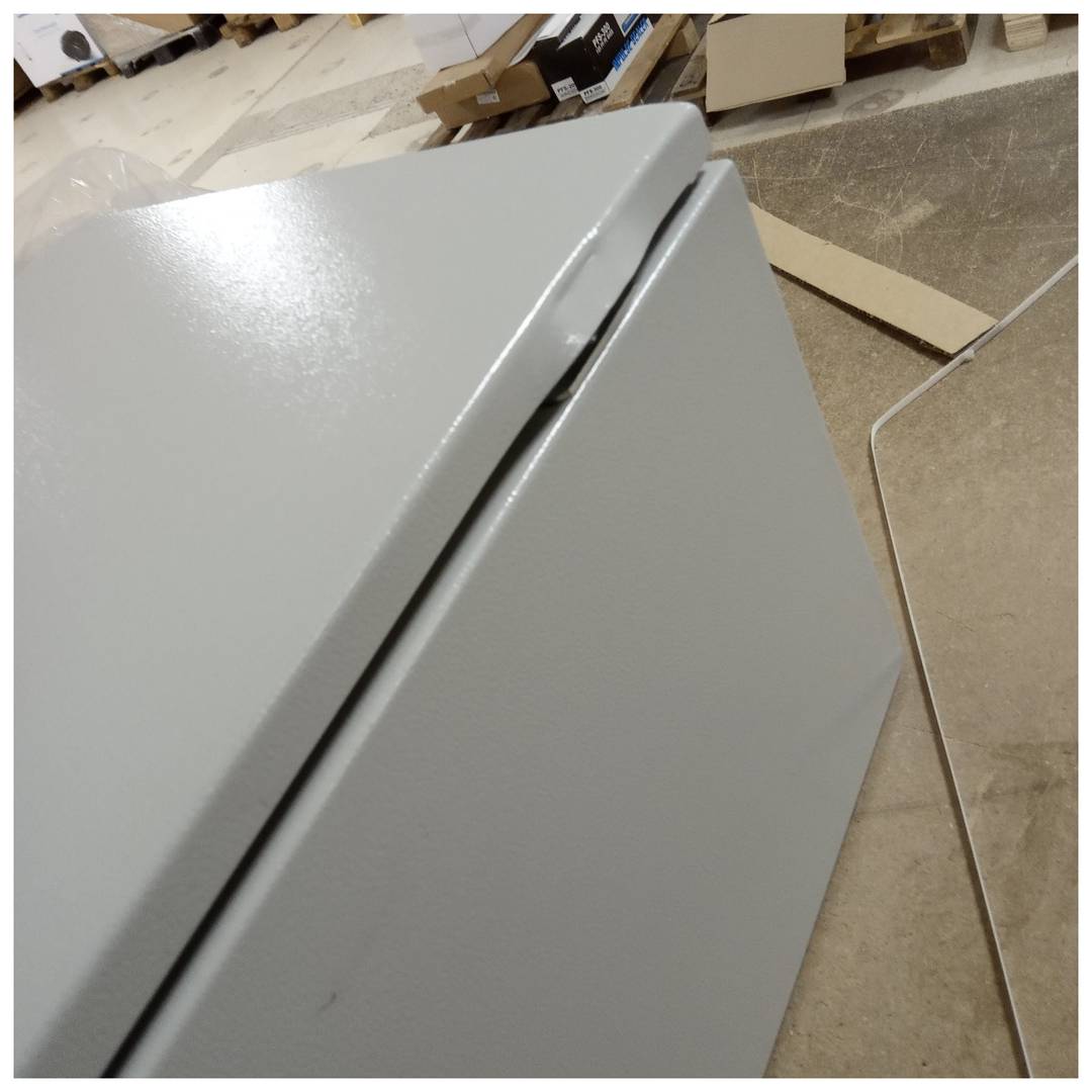 Caja de distribución eléctrica metálica con protección IP65 para fijación a pared 500x300x250mm