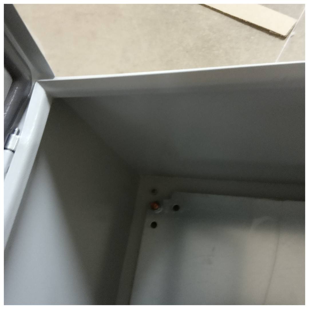 Caja de distribución eléctrica metálica con protección IP65 para fijación a pared 500x300x250mm