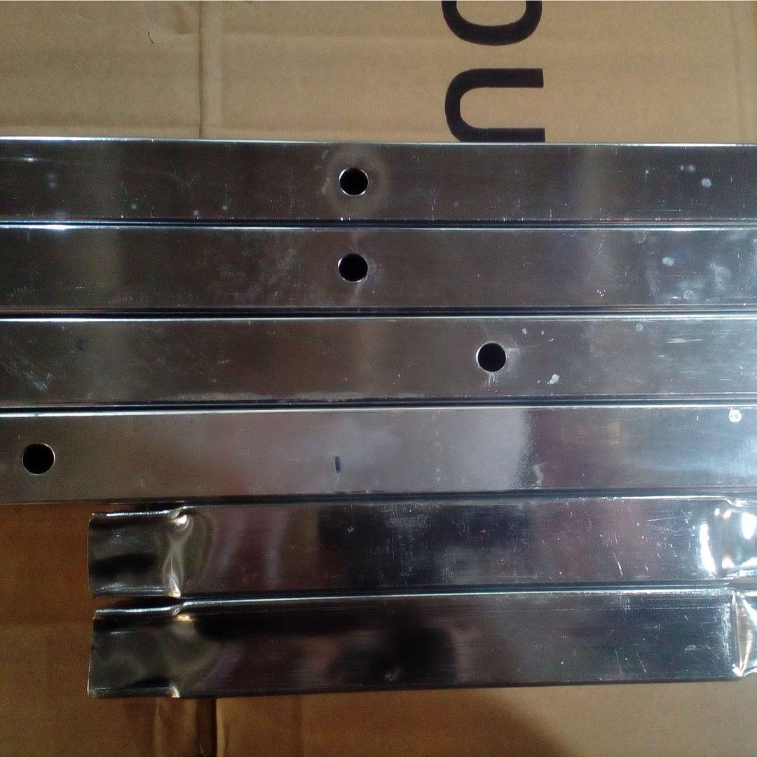 Steun voor het stallen van fietsen op de grond of aan de muur. Parkeerplaats voor 5 fietsen