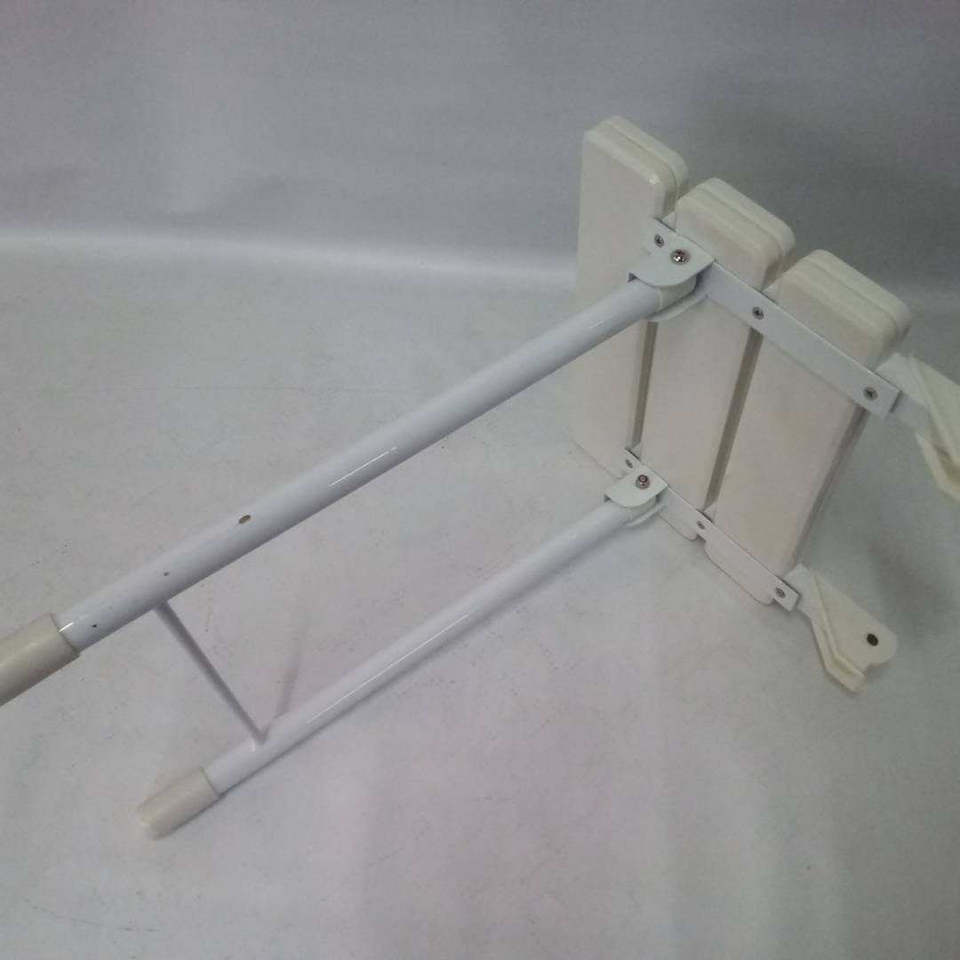 Seient de dutxa abatible. Cadira plegable amb peus de plàstic i alumini gris 320x328mm