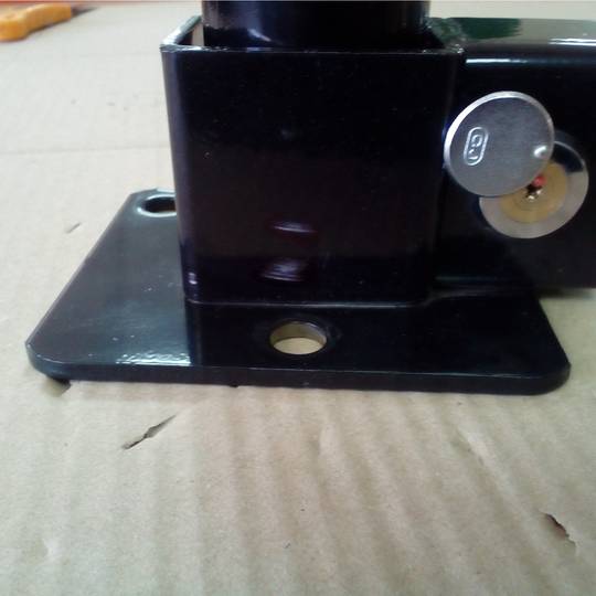 Barrera d'aparcament abatible plegable amb pany tipus 'T'