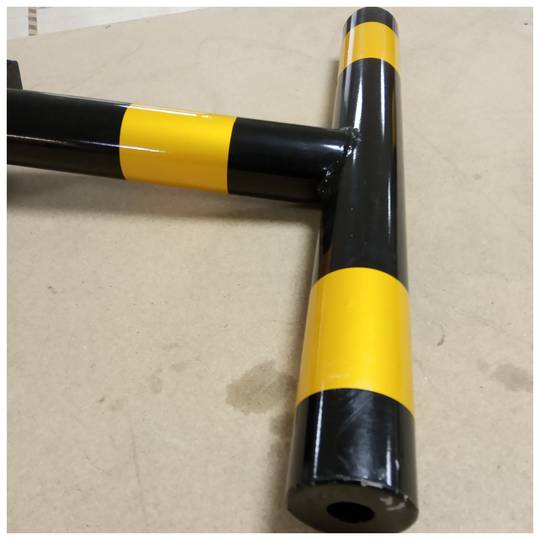 Barrera d'aparcament abatible plegable amb pany tipus 'T'