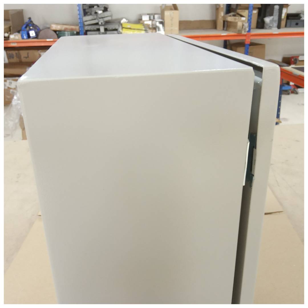 Metal electrical distribution box with IP65 protection for wall fixing 400x400x200mm
