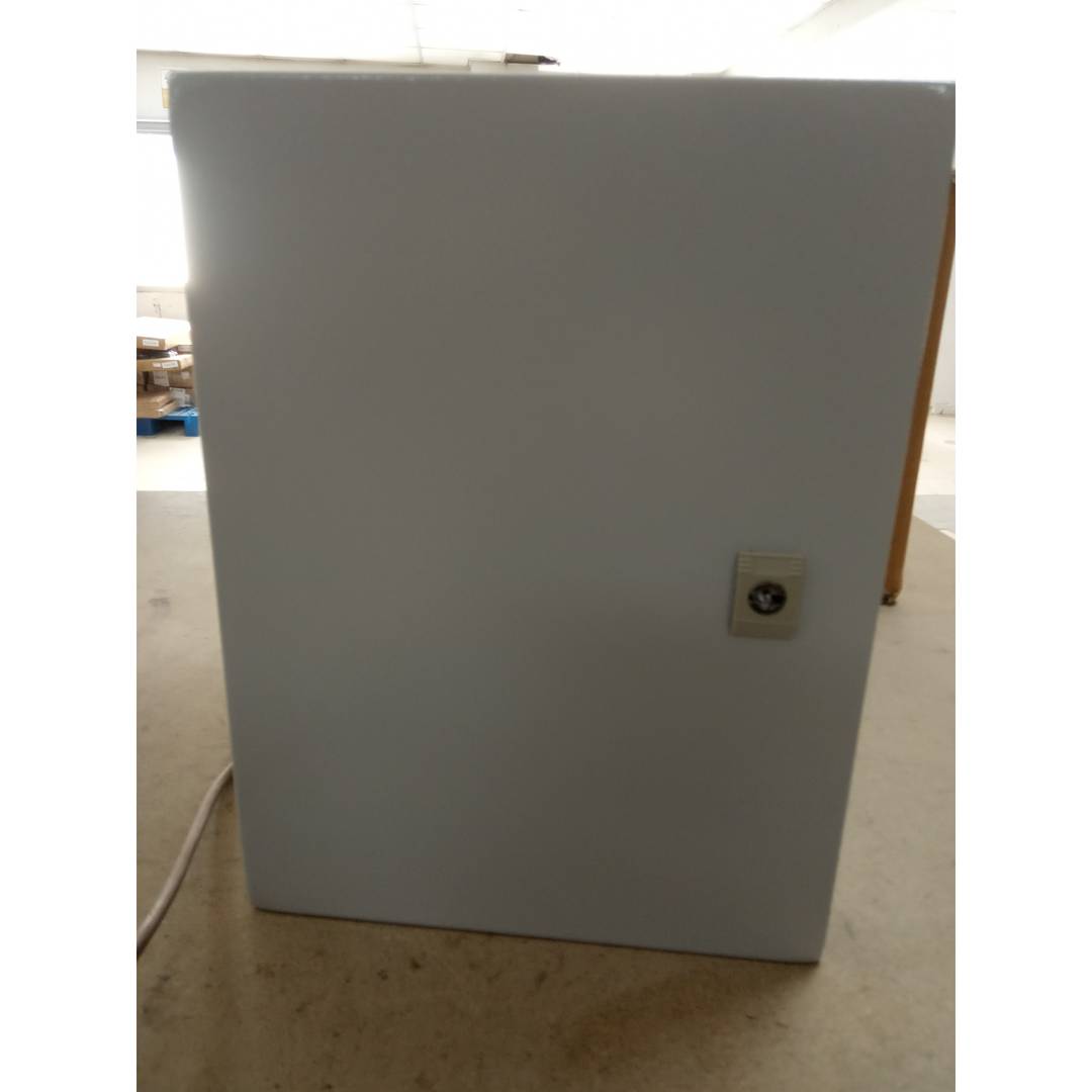 Elektroverteilerkasten aus Metall mit Schutzart IP65 zur Wandbefestigung 400x300x300mm