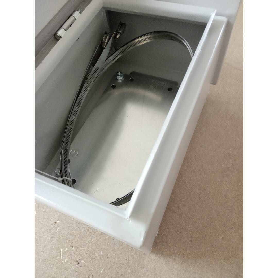 Caixa de distribuição elétrica metálica com proteção IP65 para fixação em poste 200 x 300 x 150 mm