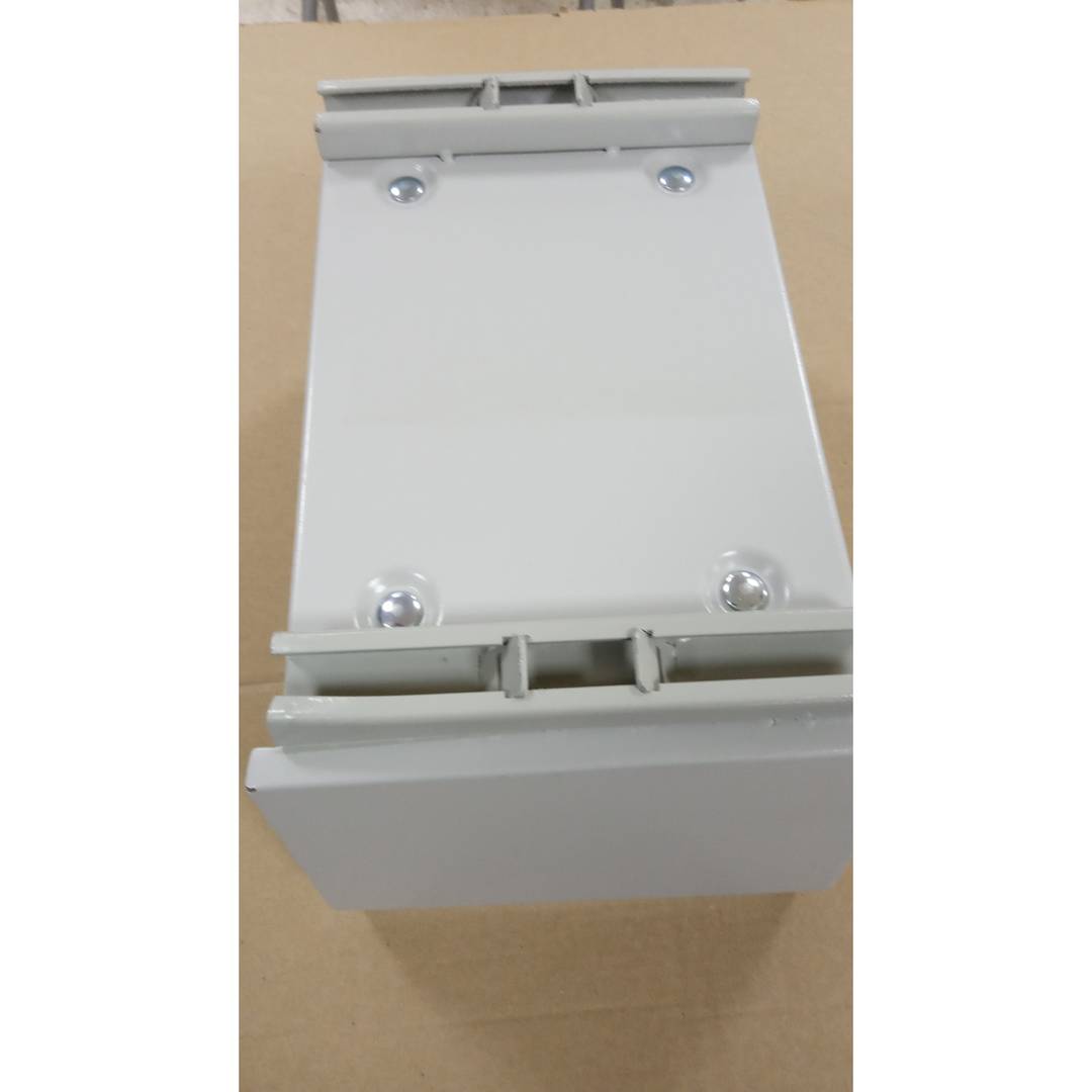 Caixa de distribuição elétrica metálica com proteção IP65 para fixação em poste 200 x 300 x 150 mm
