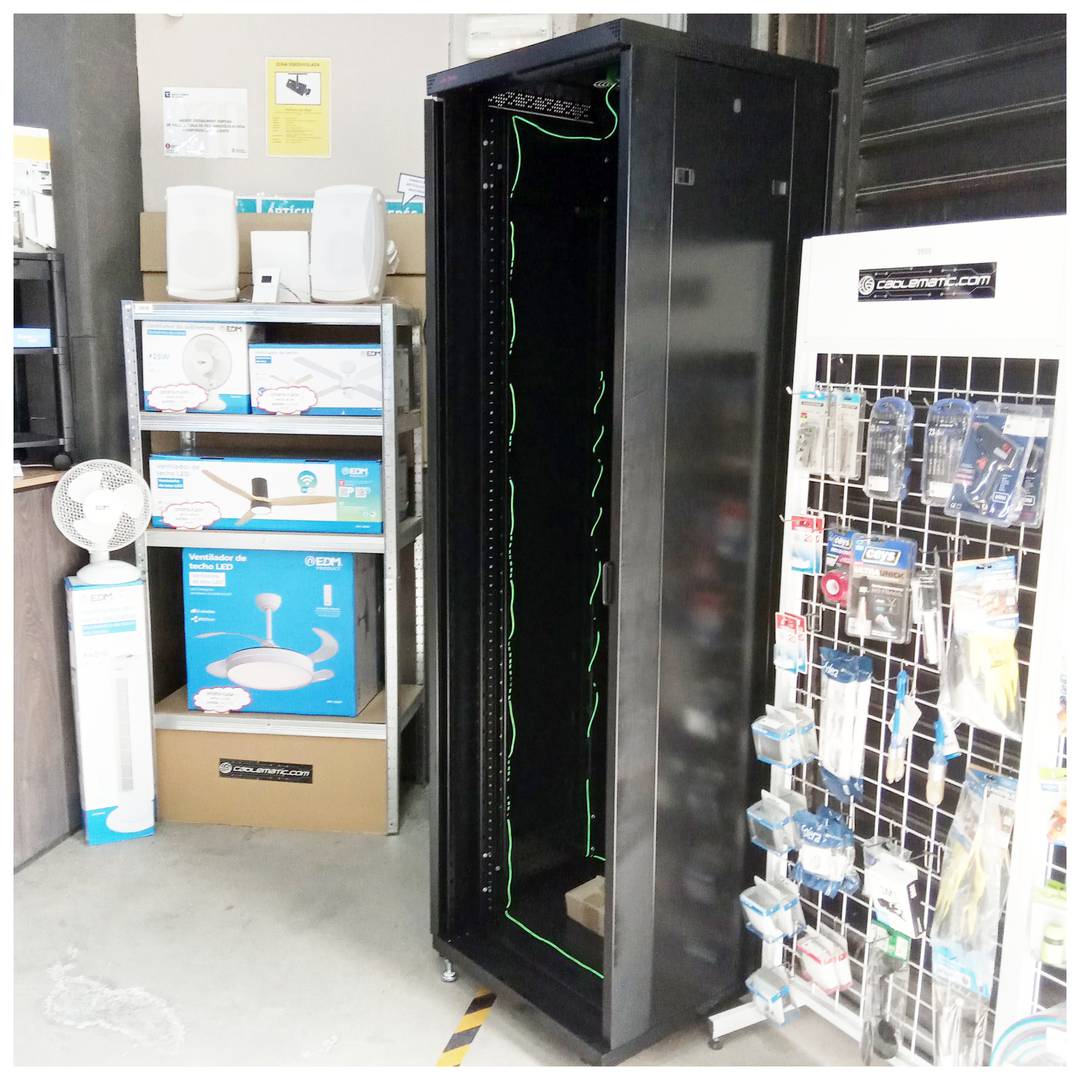 Armari rack 19'' de peu 42U 600x600x2000mm MobiRack de RackMatic
