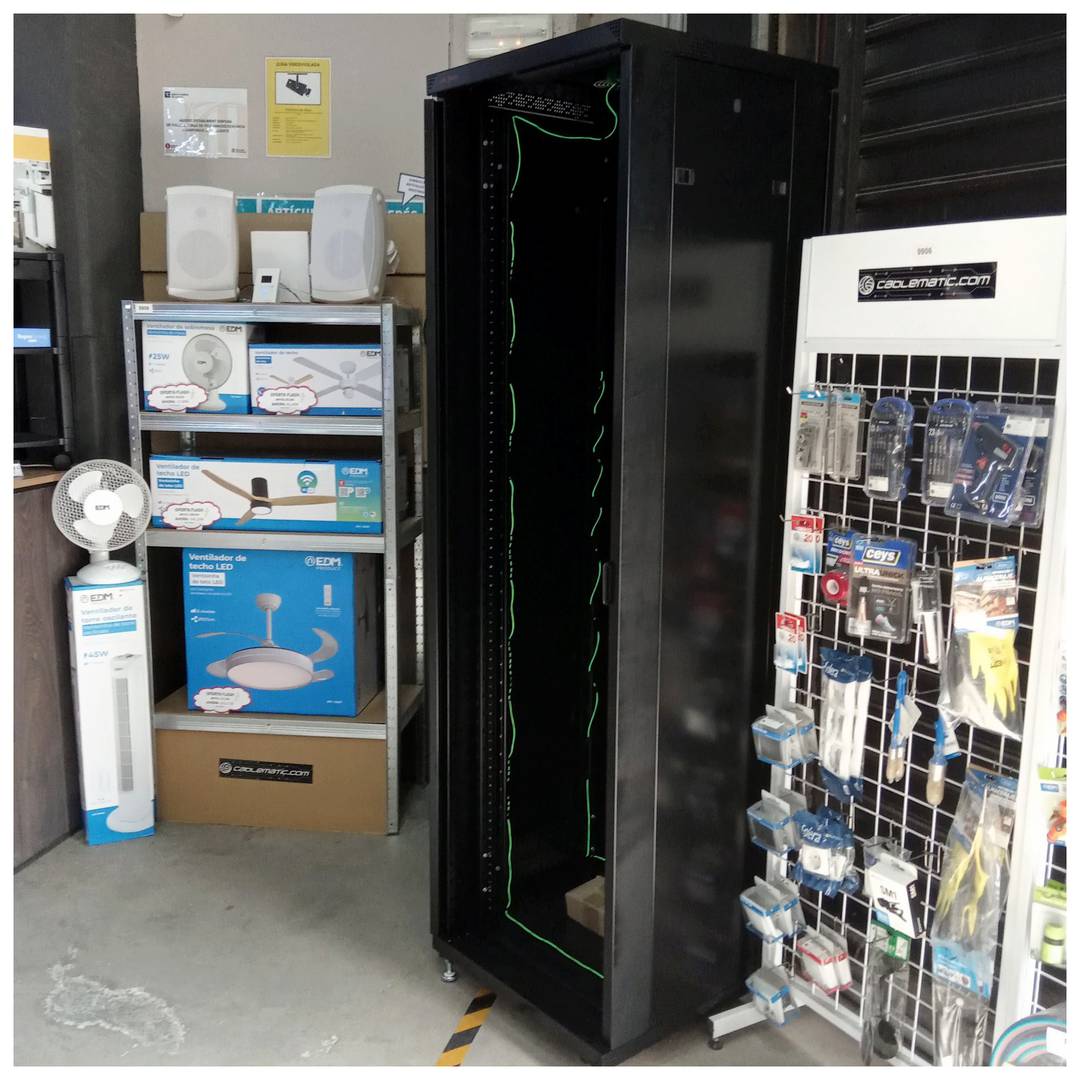 Armari rack 19'' de peu 42U 600x600x2000mm MobiRack de RackMatic