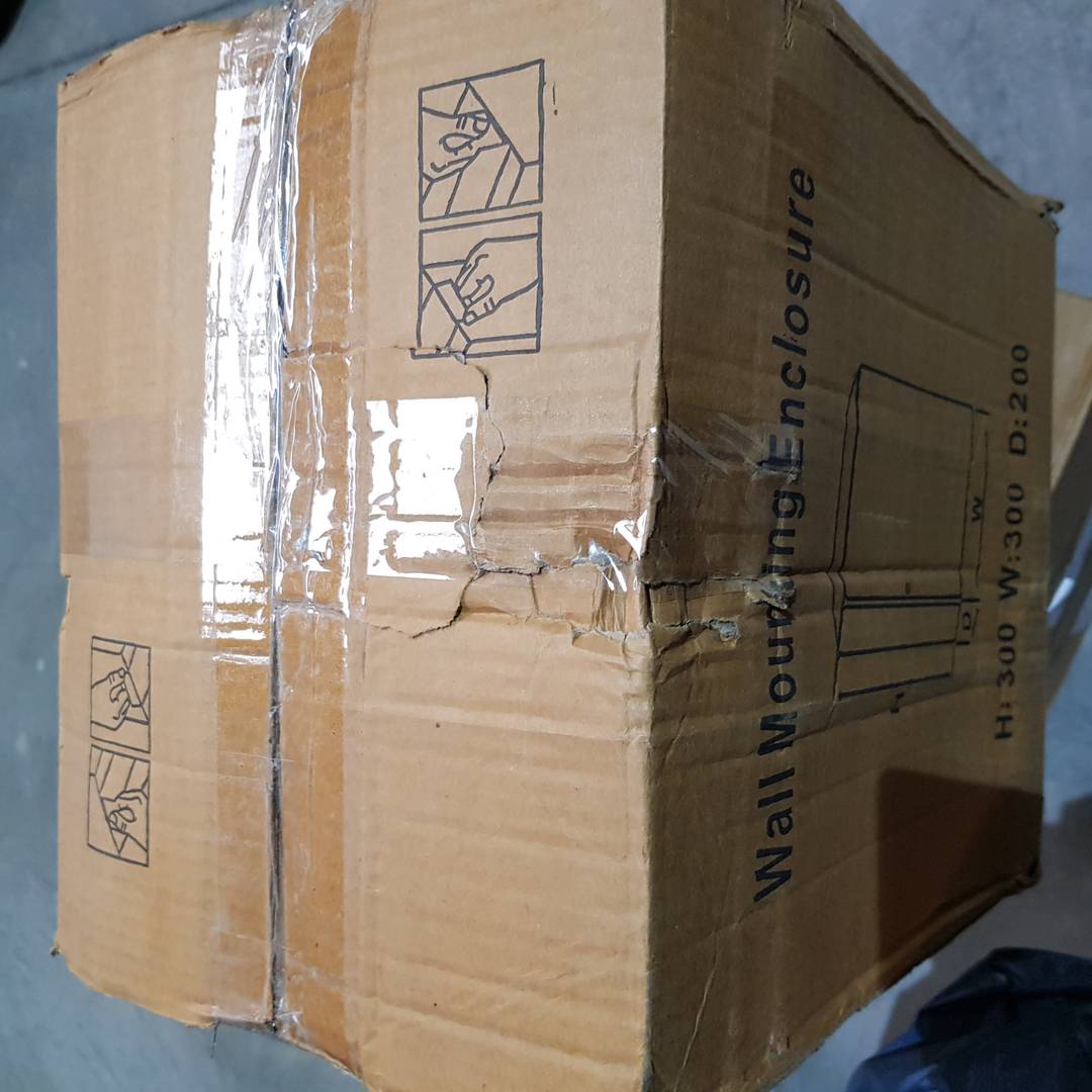 Caixa de distribuição elétrica metálica com proteção IP65 para fixação em poste 300 x 300 x 200 mm