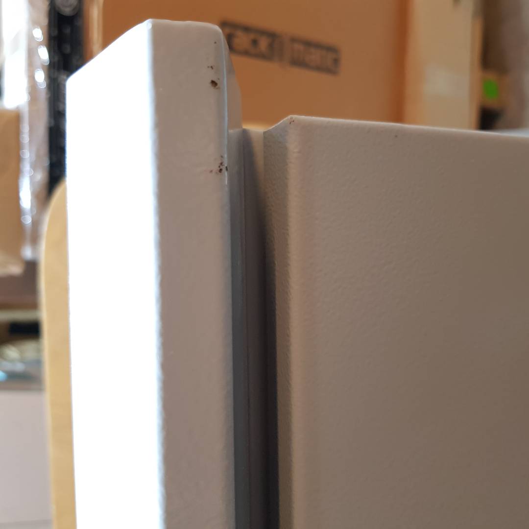Caixa de distribuição elétrica metálica com proteção IP65 para fixação em poste 300 x 300 x 200 mm