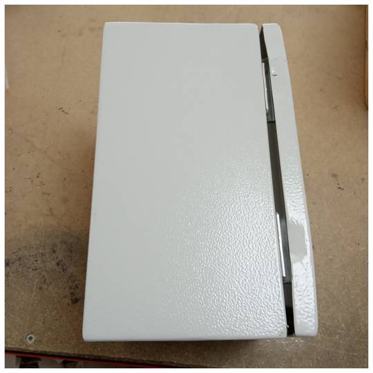 Elektrischer Verteilerkasten aus Metall mit Schutzart IP65 für die Wandmontage 250x200x150mm